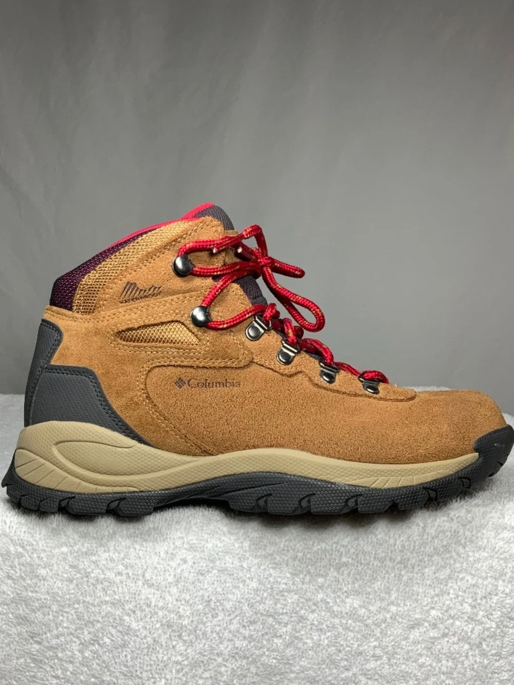 NEW - Columbia Newton Ridge™ Waterproof Amped Hiking Boot - Size 8.5